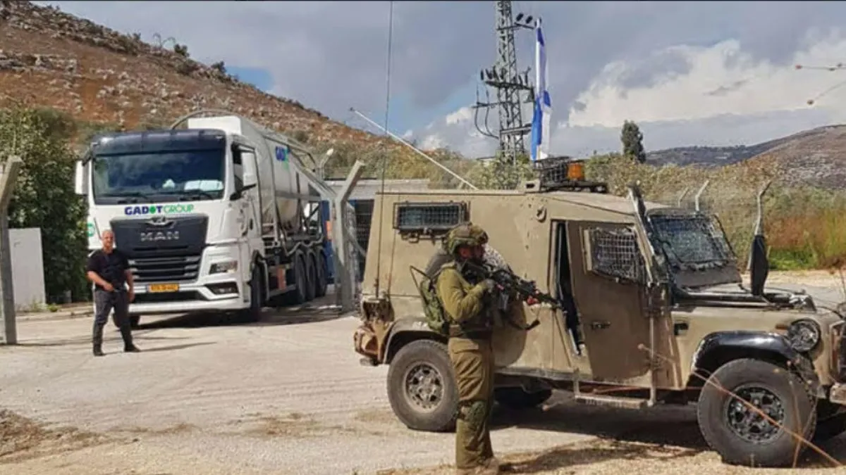 מכלית גדות בליווי צבאי 