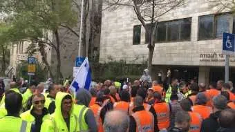 עובדי הנמלים מחוץ לביה״ד הארצי לעבודה. ארכיון