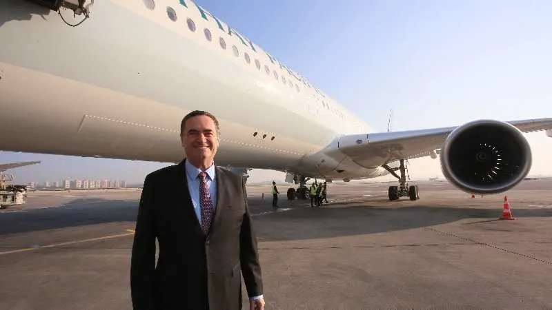 השר כ"ץ ליד מטוס האיירבוס A350 הענק של קתאי פסיפיק 