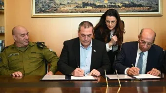 מנכ״ל משרד הביטחון אייל זמיר (במרכז) חותם על העיסקה לצדו של סמי קצב (מימין)ף מבעלי מספנות ישראל, ולצד אלוף דוד סלמה, מפקד זרוע הים (משמאל)