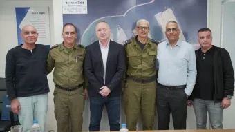 מימין: יניב בן שבת רמ״ד תכנון, ניסן לוי, מנכ״ל נמל אשדוד, סא״ל במיל׳ אילן מדמון, שאול שניידר, יו״ר דירקטוריון נמל אשדוד, אל״מ במיל׳ יוסי משיטה, וברנארד בן ישי, מנב״ט הנמל