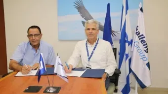 קבוצת צ׳אלנג׳ במזכר הבנות עם תעש להסבת מטוסי נוסעים