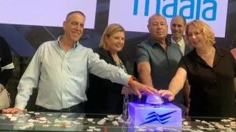 מימין: נטע בן מנחם, מנהלת אחריות תאגידית בתנובה, דב באסל, מנהל הגנת הסביבה בתנובה, שרת הכלכלה אורנה ברביבאי, אייל מליס, מנכ״ל קבוצת תנובה