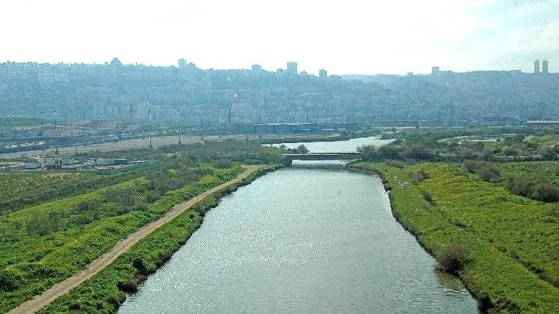 נחל הקישון ונמל חיפה ברקע. צילום: רשות נחל הקישון 