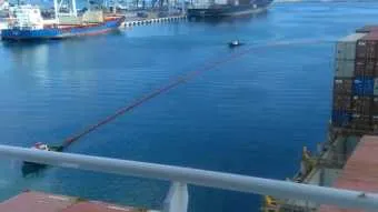בתמונה: פריסת החוסם מסביב לאנייה 
