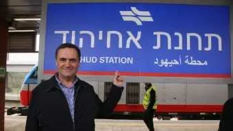 השר כ"ץ בתחנת אחיהוד. כרמיאל על מפת הרכבת 