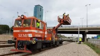 עבודות לחשמול תשתיות הרכבת. 