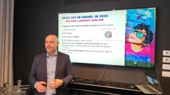 ראש מערך התקשורת של החברה, אנדרש ראדו, במסיבת העיתונאים היום בישראל