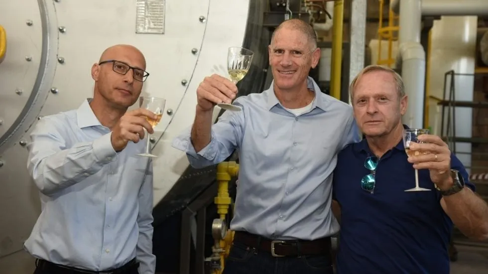 מימין: טומי הרדי, מנכ״ל כרמית, אורי לופט מנכ״ל איטונג, נועם שצ׳לקה, מנכ״ל אינרום. צילום: דנה כספי