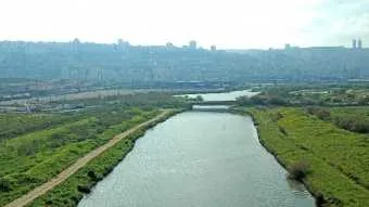 נחל הקישון ונמל חיפה ברקע. צילום: רשות נחל הקישון
