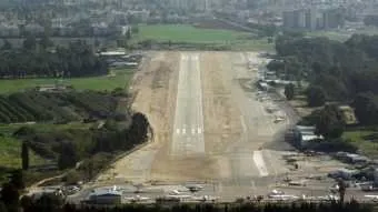 כל עוד אין אישורי בנייה, אסור לסגור את שדה התעופה בהרצליה