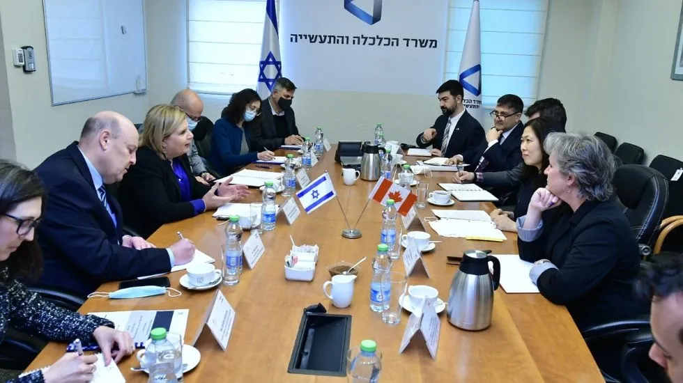 צוותי העבודה מקנדה וישראל בפגישת עבודה. צילום: רפאם בן חקון/לע״מ