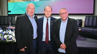 מימין: ארנון בר דוד, שר הכלכלה והתעשייה ניר ברקת ודובי אמיתי