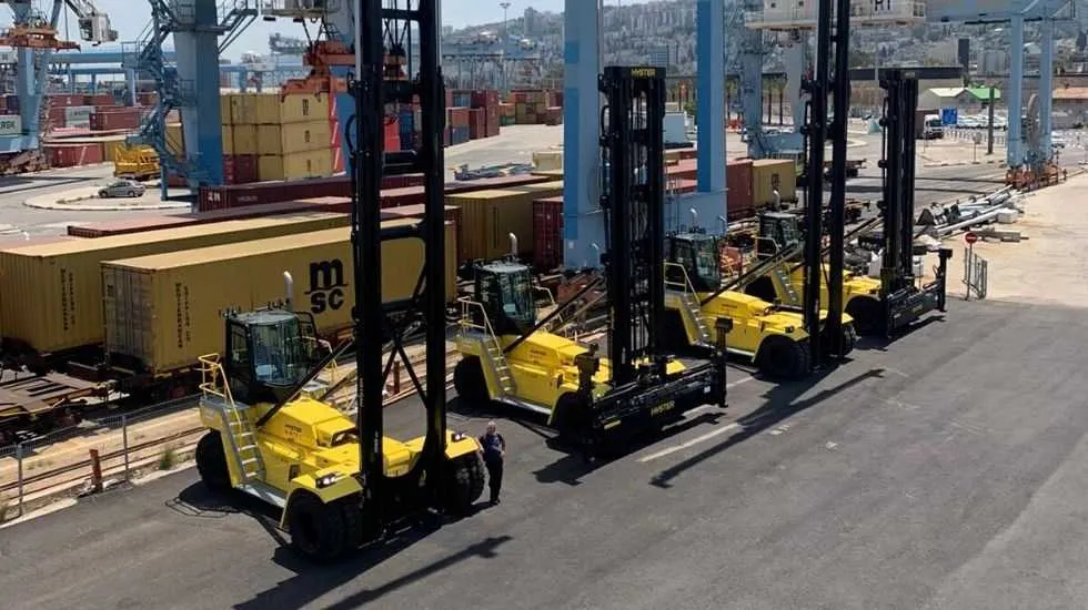משנעי המכולות הריקות. תוצרת Hyster