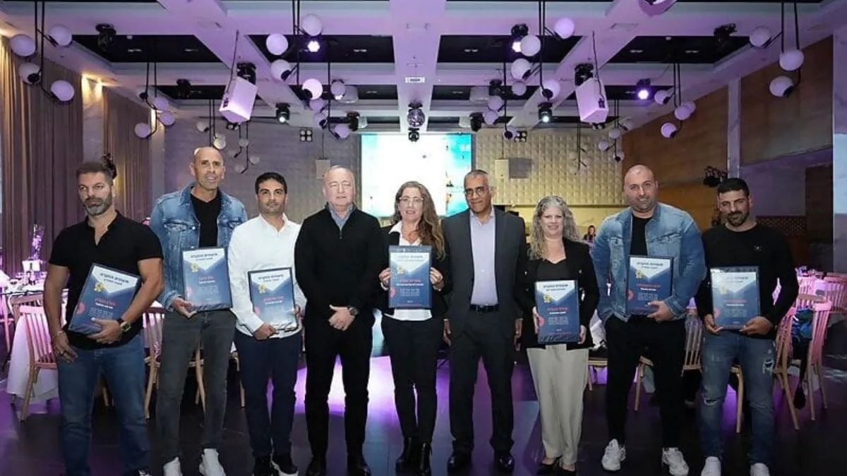 מימין: שמעון כהן, יניב בוקובזה, מיכל בן גיגי, ניסן לוי, מנכ״ל הנמל, אורית עמיר, שאול שניידר, יו״ר דירקטוריון, אבי סיטבון, טל כהן ואורן וקנין. צילום: תומר שונם 