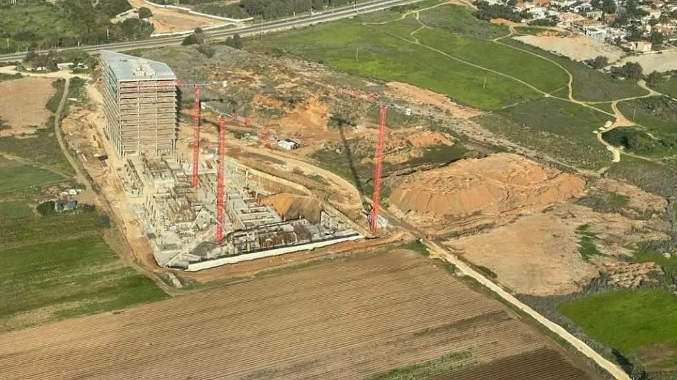 המנופים באור יהודה. סגירה של מסלול הנחיתה הראשי 