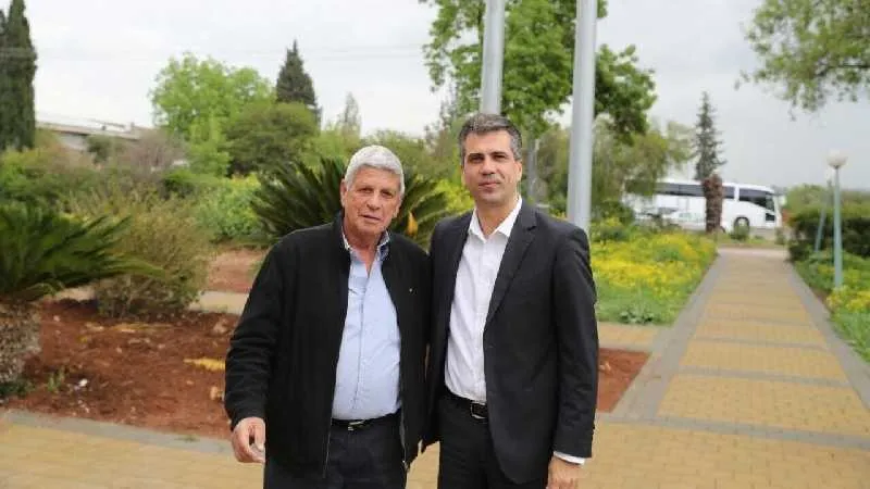 שר הכלכלה והתעשייה עם מוטי דותן. צילום: משרד הכלכלה והתעשייה  