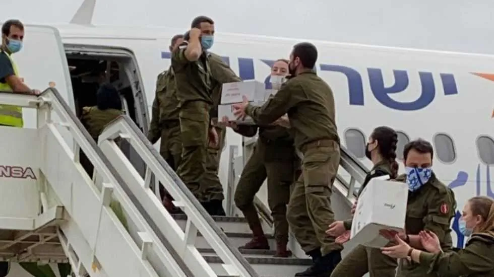 בתמונה: צוות הסיוע מוריד מהמטוס ציוד רפואי ביעד. צילום באדיבות משרד החוץ