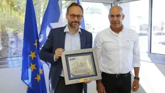 שיקו ז׳אנה, מנכ״ל נמל אשדוד, ועמנואל ז׳ופה, שגריר האיחוד האירופי, בביקור בנמל.