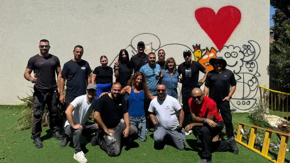 עובדי נמל המפרץ בבית ספר ״אופקים״. מימין: ניצן שחר, סלבה יסינסקי, מיכאל קולוזלוב, שלומי אלימלך, אריק סובול, ליאת טרון, אליה סגל, איילון שלמה, דימה איזמאילוב, שורה תחתונה: דוד מגל, אדם אבו חמוד, נועה פורת משעלי, חן קינן, גיא אדלר, איל גדבאן