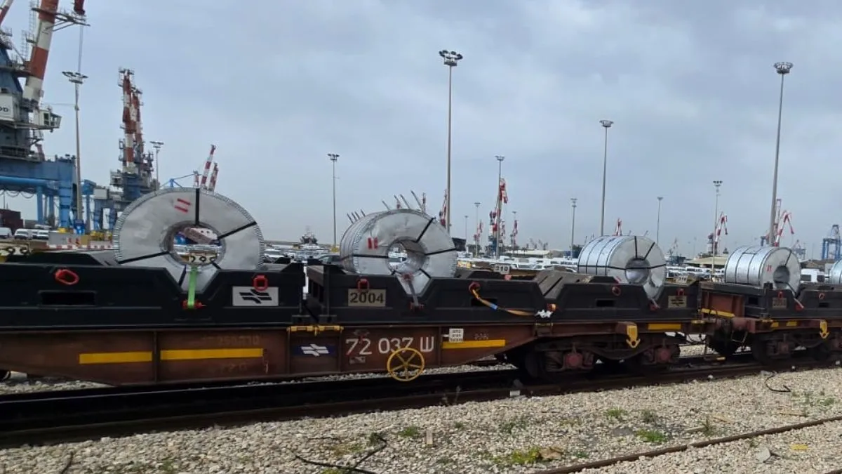 רכבת עם מטען ברזל בנמל אשדוד. תמונת ארכיון 