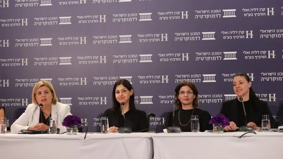 מימין: שרת התחבורה מיכאלי, השרה להגנ״ס זנדברג, שרת האנרגיה אלהרר ושרת הכלכלה והתעשייה ברביבאי בכנס של המכון הישראלי לדמוקרטיה