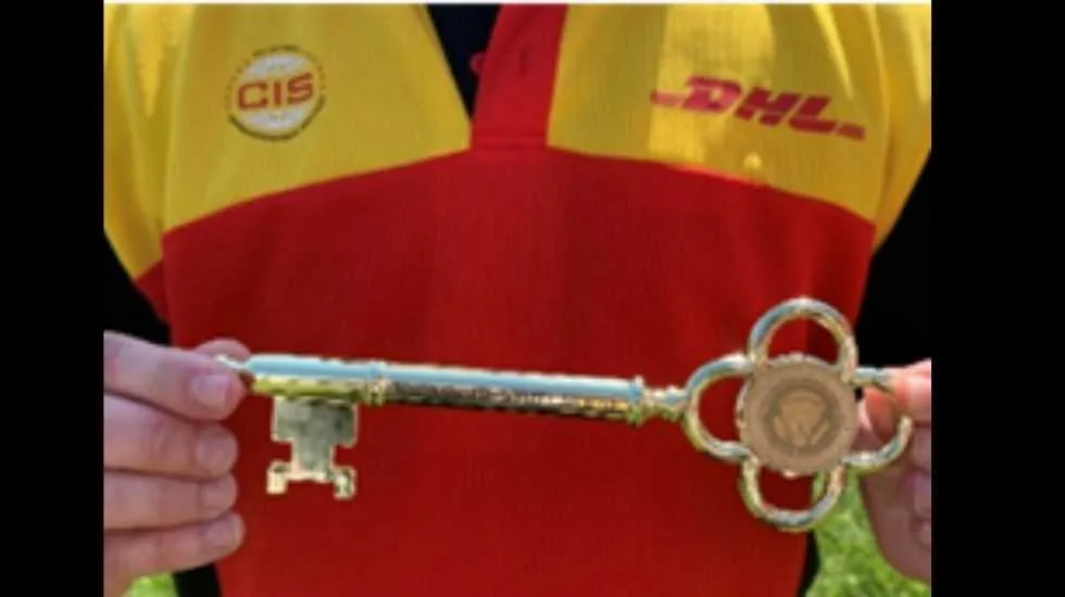 מפתח לבית הלבן לידי נהג של חברת DHL אקספרס
