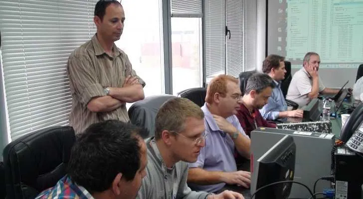 מומחי Navis בחדר המצב בנמל חיפה