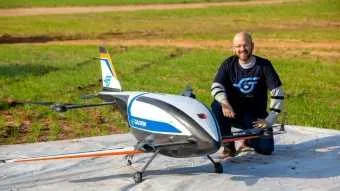 רן קליינר לצד רחפן של חברת Gadfin צילום: גידי אבינרי