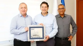 מימין:  ניסן לוי, מנכ״ל נמל אשדוד, ד״ר אלון סטופל, יו״ר רשות החדשנות, ושאול שניידר, יו״ר נמל אשדוד