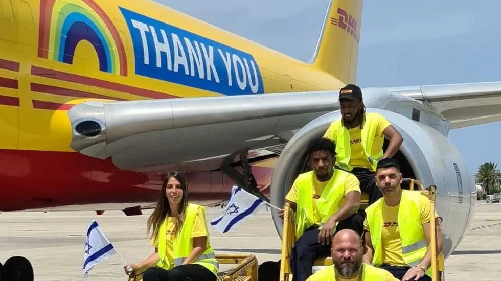 עובדי חברת DHL אקספרס עם המטוס הייחודי בנתב״ג 