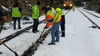 פינוי שלג ממסילת הרכבת. תמונת ארכיון באדיבות רכבת ישראל