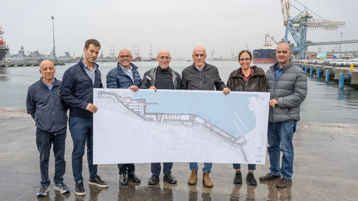 מימין: רונן סגל מתכנן מחוז חיפה, רותי שוורץ, יו״ר הוועדה המחוזית חיפה, אריאל ווטרמן, מהנדס עיריית חיפה היוצא, עמי שנער, אדריכל הפרוייקט, רפי אלמליח, יו״ר הוועדה הארצית לתכנון ובנייה, וארז בהריר, מנכ״ל נדל״ן וחזית הים בנמל חיפה