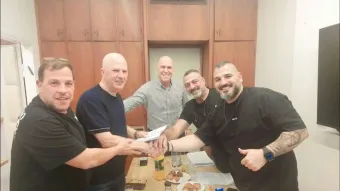 חברי וועד ממגורות בחברת שמעון סבח מהנהלת קבוצת מילניום, אתמול, בעת מעמד החתימה על ההסכם הקיבוצי החדש