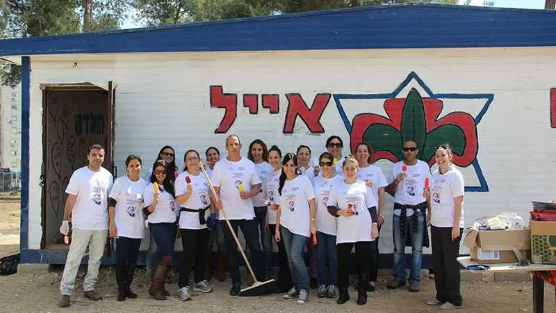 מנכ"ל אוריין חן למדן עם המתנדבים