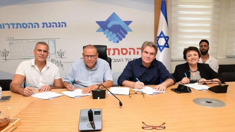 מימין: יהודית גריסרו, אבי אדרי, ארנון בר-דוד ושרון בן יצחק