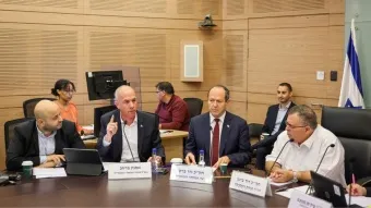 מימין: דוד ביטן, שרק הכלכלה ברקת ומנכ״ל משרד הכלכלה מרחב. צילום: דוברות הכנסת, נועם מושקוביץ