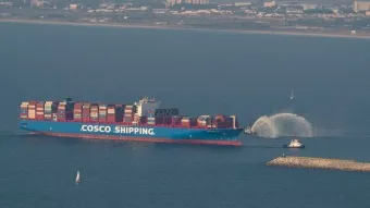 פקידה ראשונה של COSCO בנמל המפרץ