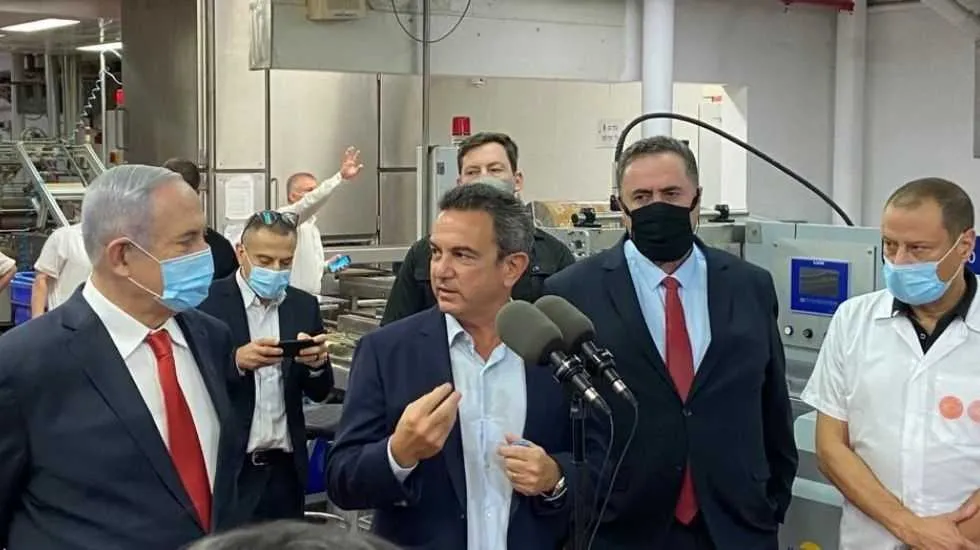 נשיא התאחדות התעשיינים, ד״ר רון תומר, וראש הממשלה, ביבי נתניהו