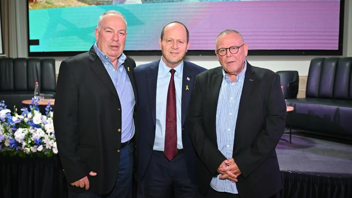 מימין: ארנון בר דוד, שר הכלכלה והתעשייה ניר ברקת ודובי אמיתי