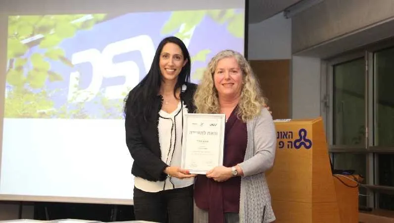 סיגל מנהיים קצוביץ' בחברת עובדת שסיימה את הקורס בהצלחה