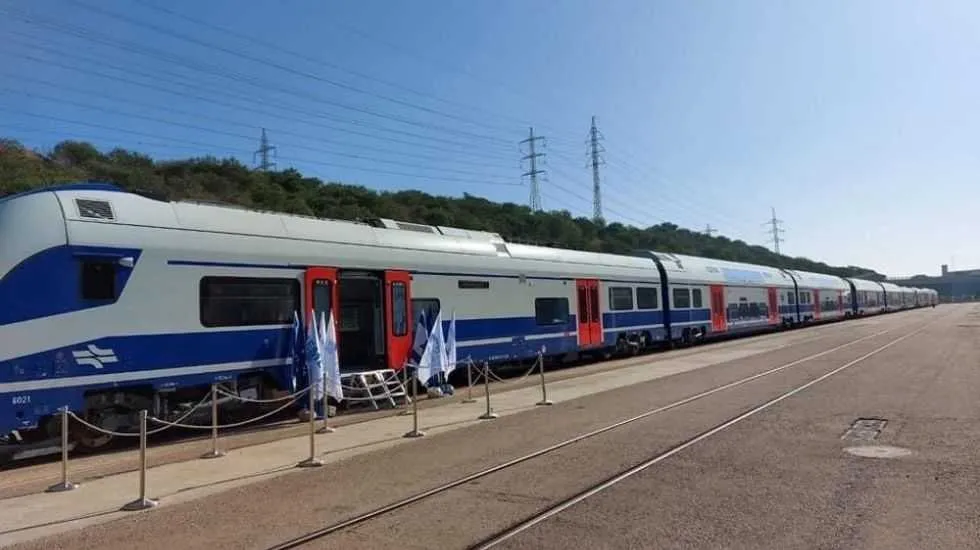 קרונות הרכבת נפרקים במסוף פרידנזון באשדוד. צילום באדיבות פרידנזון  