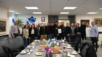 מעמד חתימת ההסכם בחברה לתעבורה ימית חיפה