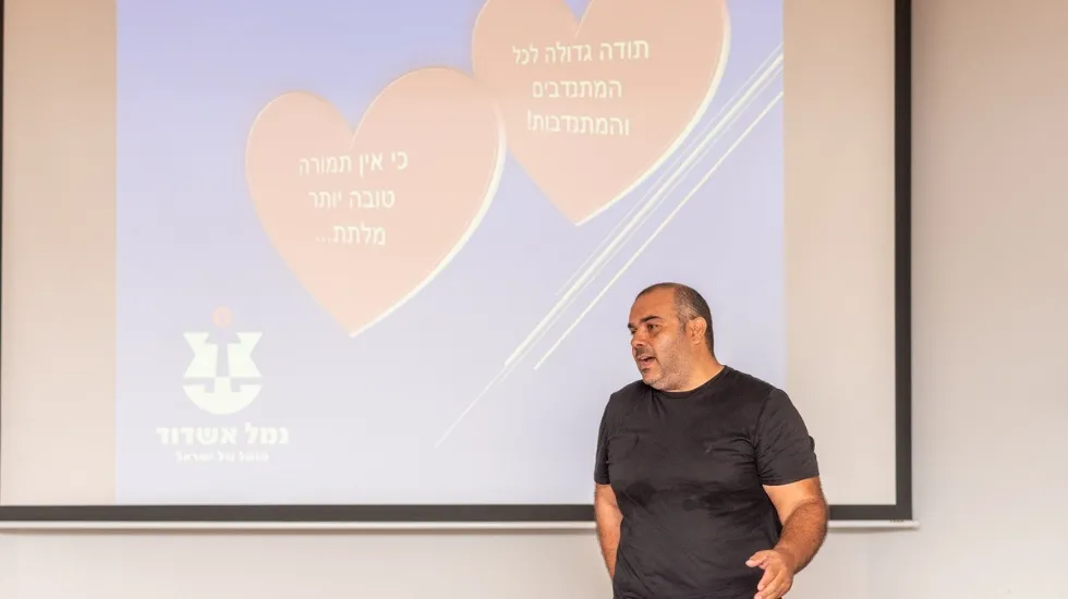 דוד זריהם עובד נמל מתנדב בחלוקת סלי מזון לניצולי שואה  