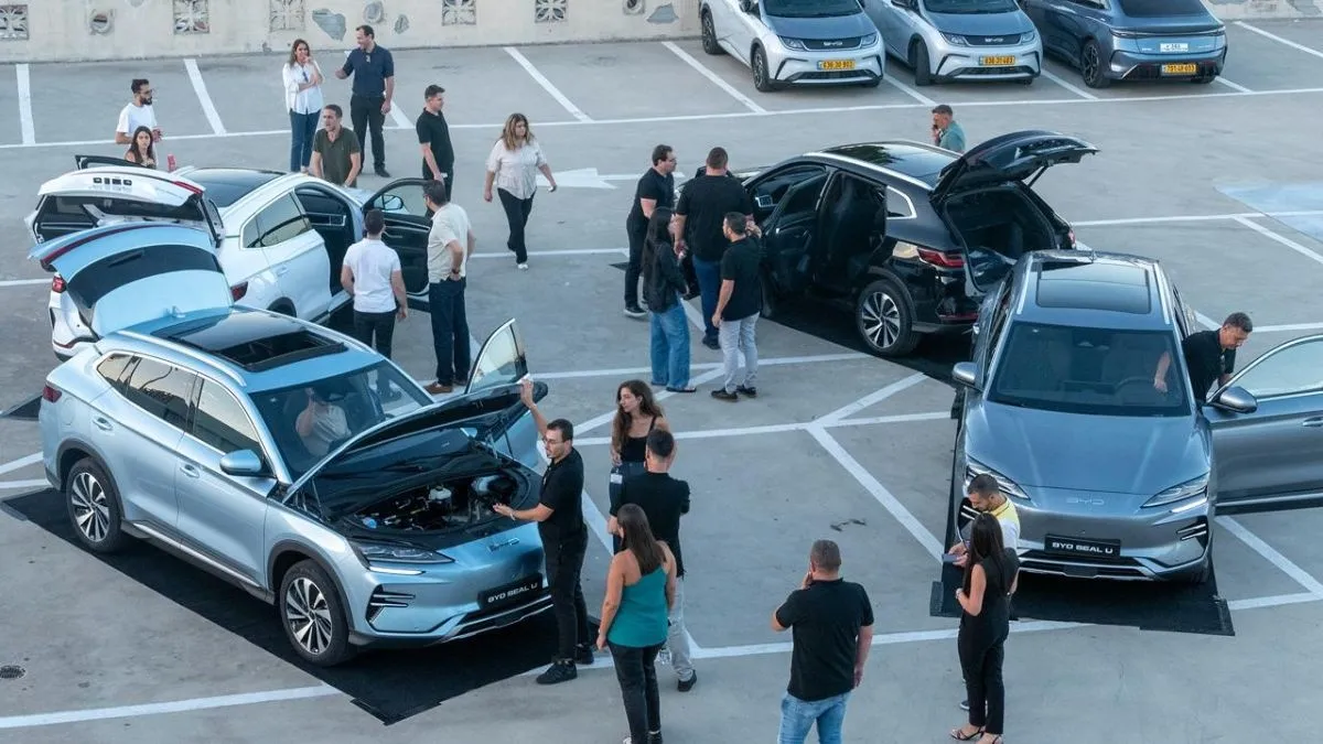 פריקת רכבי BYD בנמל חיפה 
