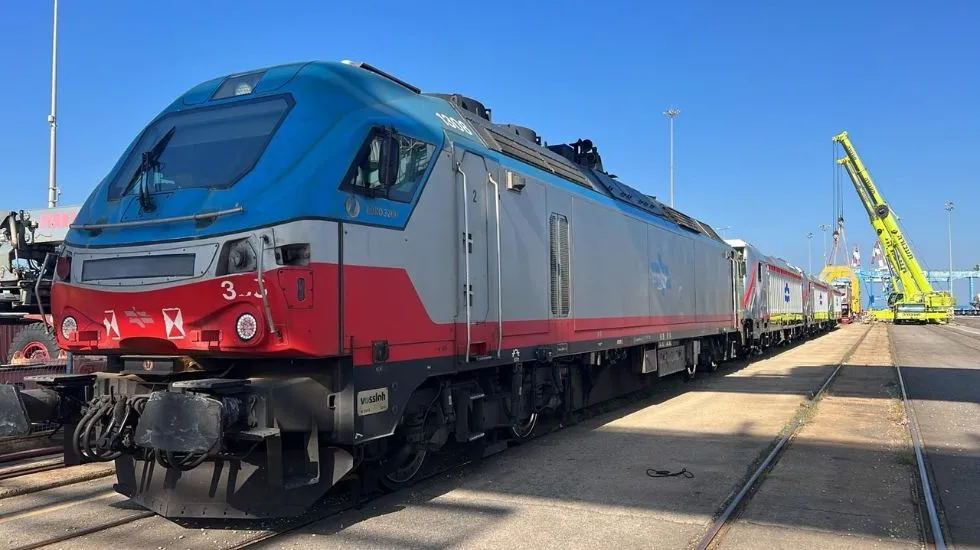 קטרים חשמליים חדשים נפרקו בנמל חיפה. צילום: אנדריי מיגולניה, משה יחזקאל