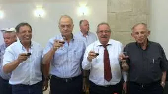 מימין: נחום ויסמן, דוד קסטל, עו"ד אוריאל לין, יוסי דלויה