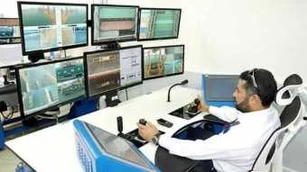 מפעיל עגורן בשליטה מרחוק בנמל דמאם בסעודיה