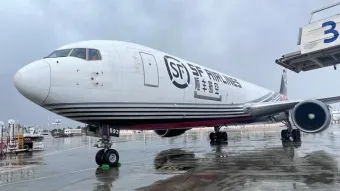 מטוס מטען של חברת SF Airlines פורק מטען במסוף ממן בנתב״ג