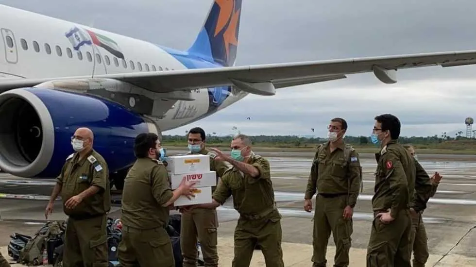 בתמונה: צוות הסיוע מוריד מהמטוס ציוד רפואי ביעד. צילום באדיבות משרד החוץ